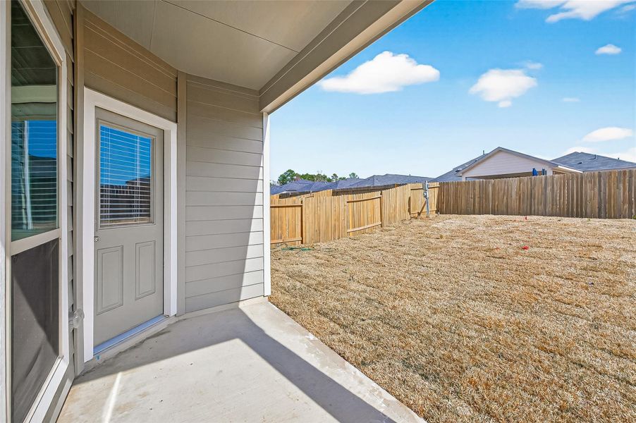 Exterior details and patio area of a home in Woodland Lakes, Houston (Image 22).