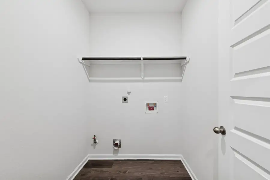 Spacious, unfurnished interior of a new home in Sierra Vista, Rosharon (Image 30).
