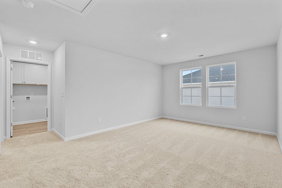 Spacious, unfurnished interior of a new home in Fieldstone, Lexington (Image 23).