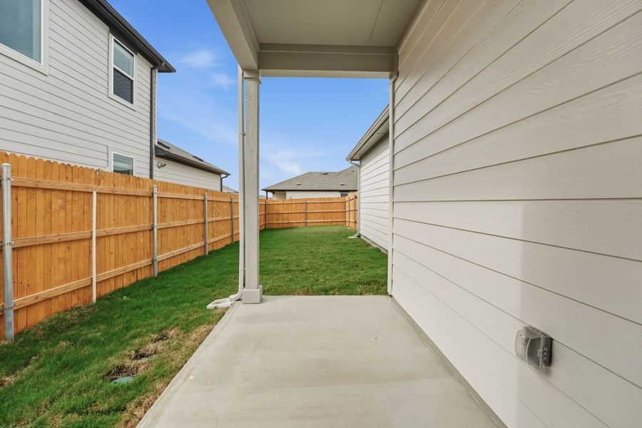 Exterior details and patio area of a home in Longview, Del Valle (Image 3).