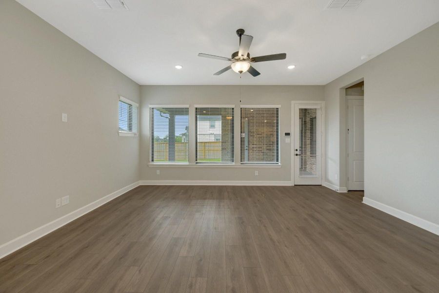 Spacious, unfurnished interior of a new home in Riceland - Enclave Row Collection, Mont Belvieu (Image 24).
