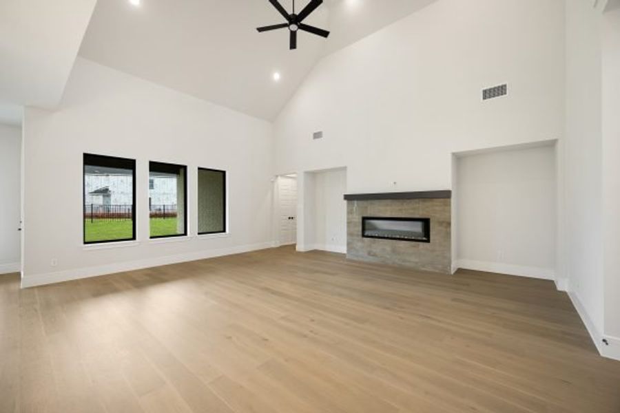 Spacious, unfurnished interior of a new home in Heath Golf and Yacht Club, Heath (Image 30).