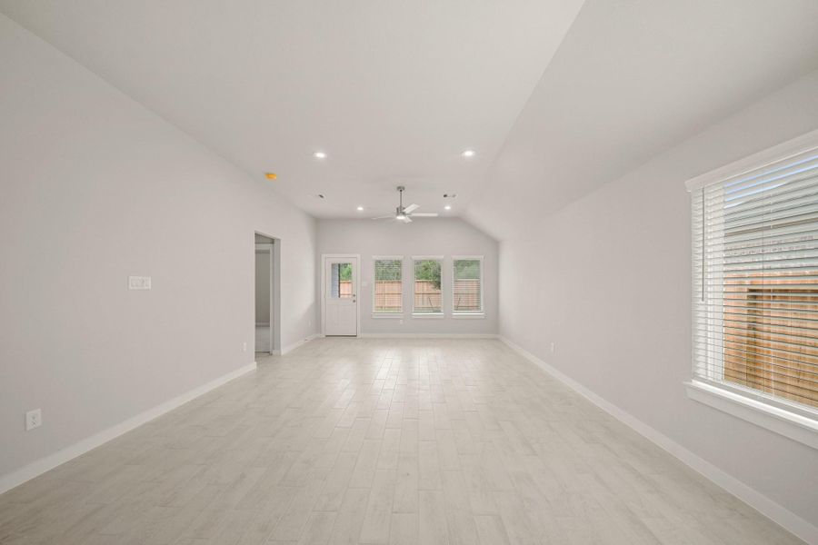 Spacious, unfurnished interior of a new home in Barton Creek Ranch, Conroe (Image 19). Spacious, unfurnished interior of a new home in Barton Creek Ranch, Conroe (Image 19).