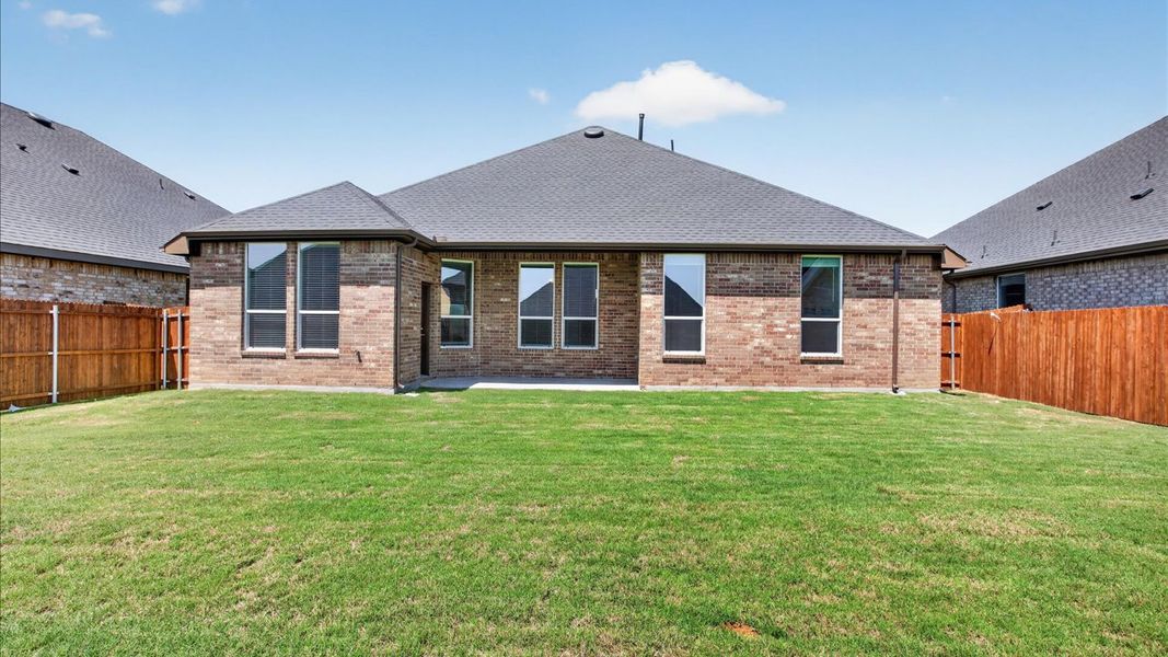 Exterior details and patio area of a home in Lakeview Pointe, Grand Prairie (Image 3).