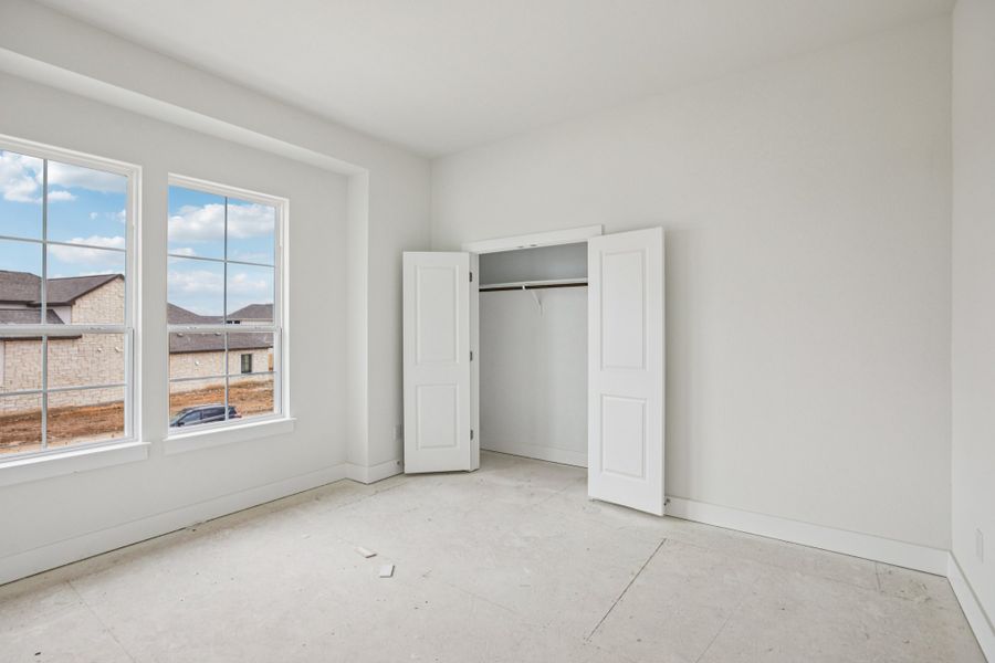 Spacious, unfurnished interior of a new home in Persimmon, Buda (Image 18).