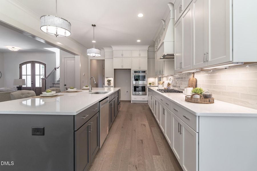 300_MEADOW_WALK_DR_INTERIOR_15