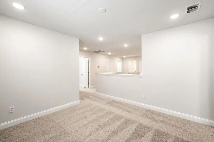 Spacious, unfurnished interior of a new home in Waterways, Richmond Hill (Image 41).