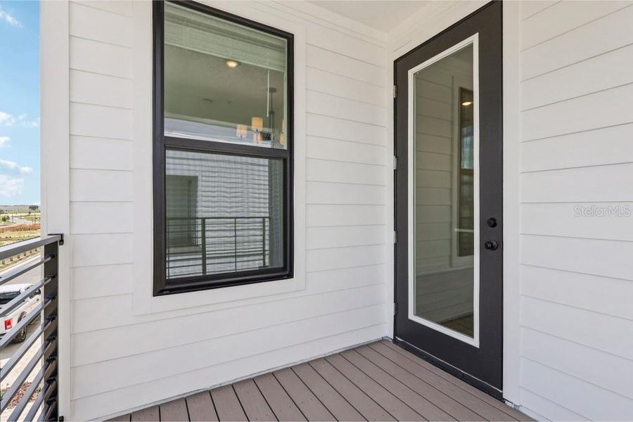 Exterior details and patio area of a home in , Winter Garden (Image 4).