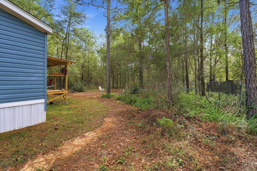 Exterior details and patio area of a home in , Dunnellon (Image 24).
