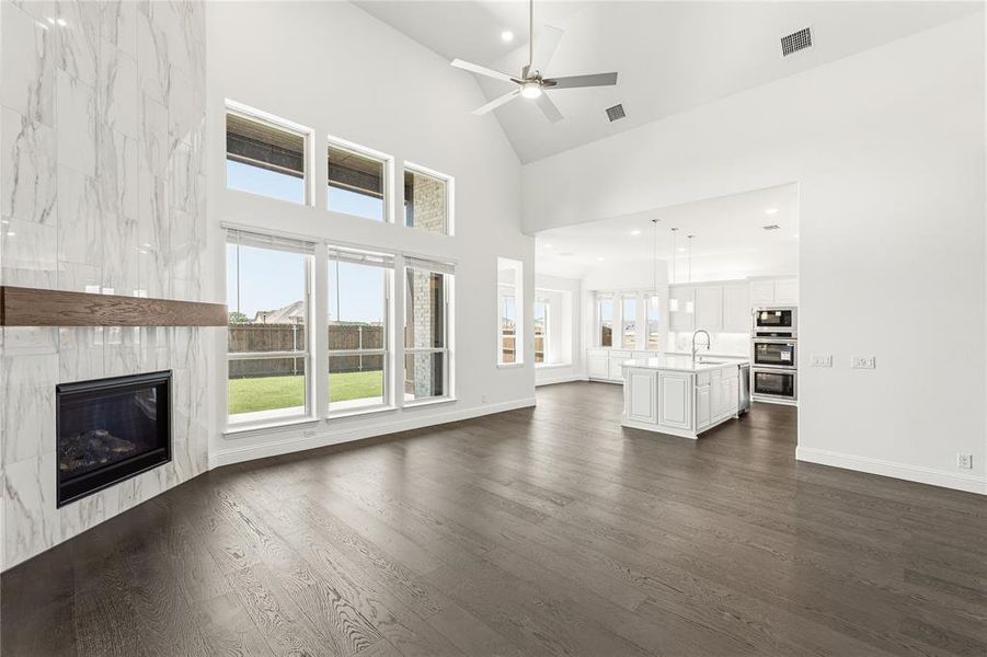 Spacious, unfurnished interior of a new home in Chaparral Park, Oak Point (Image 23). Spacious, unfurnished interior of a new home in Chaparral Park, Oak Point (Image 23).