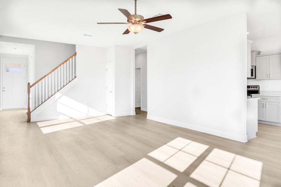 Spacious, unfurnished interior of a new home in The Bluffs at Lafayette, Freeport (Image 9).