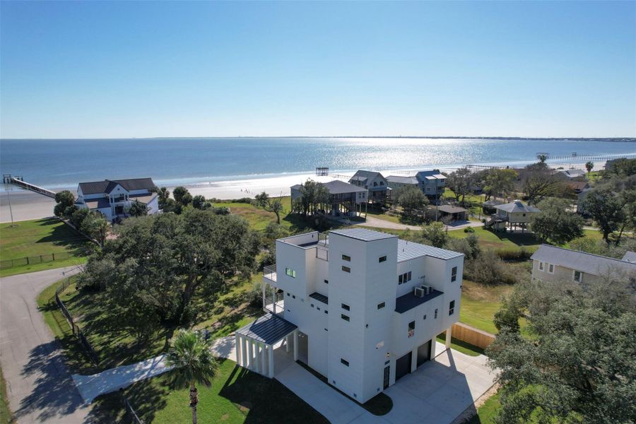 Condo located in Seabrook, TX showcasing its design and architecture (Image 5).