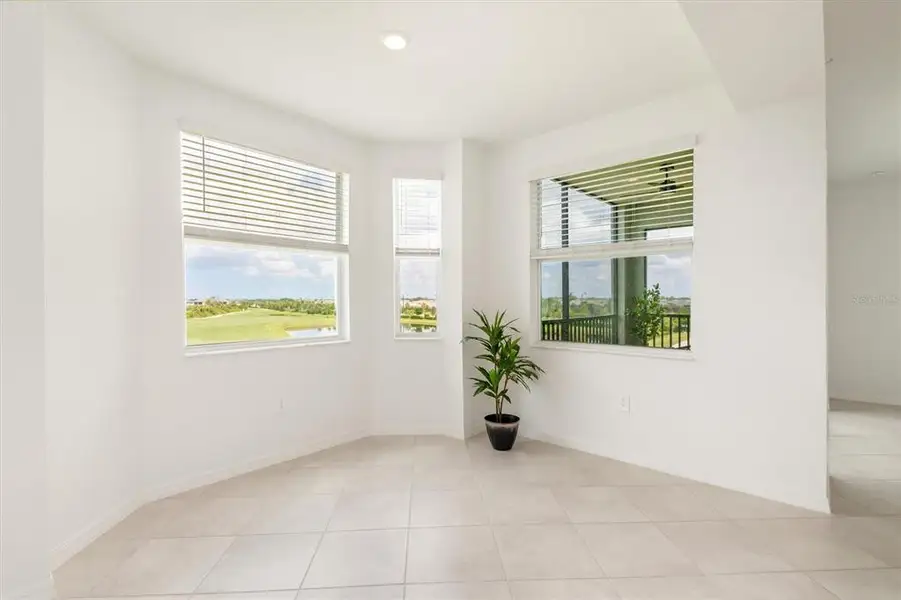 Spacious, unfurnished interior of a new home in , Venice (Image 25).