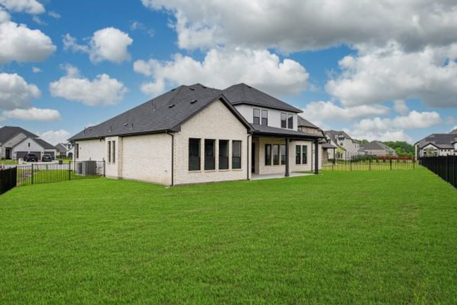 Exterior details and patio area of a home in Heath Golf and Yacht Club, Heath (Image 3).
