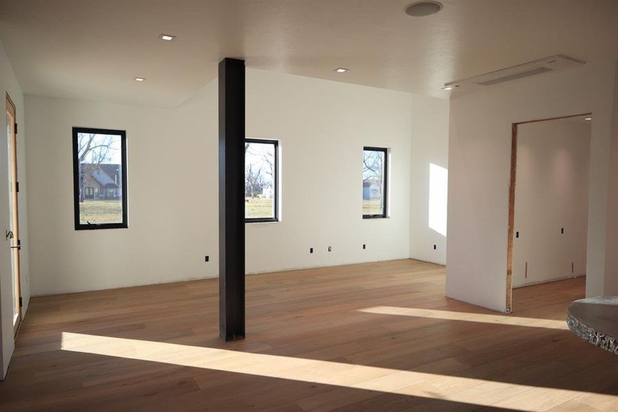 Spacious, unfurnished interior of a new home in , Granbury (Image 9).