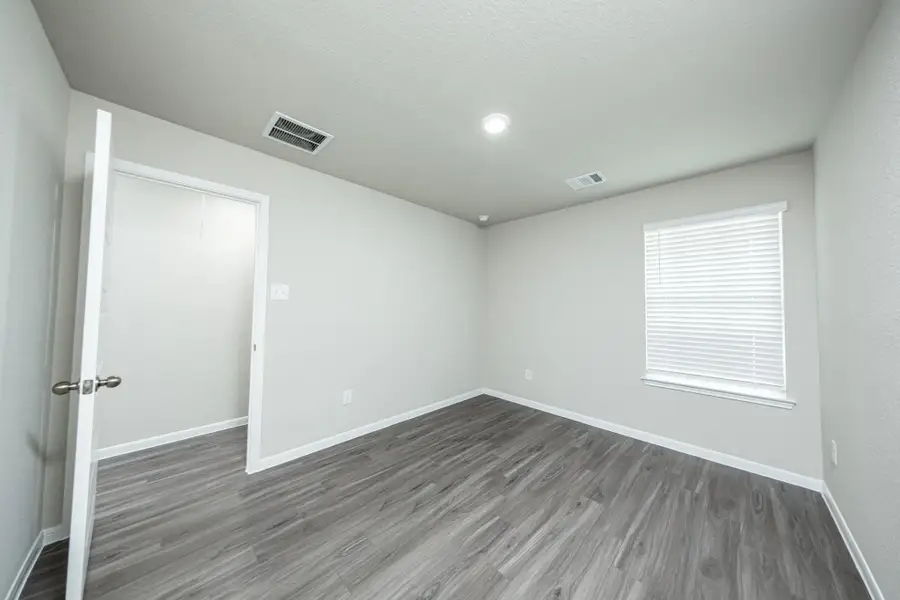 Spacious, unfurnished interior of a new home in Mackenzie Creek, Conroe (Image 9).