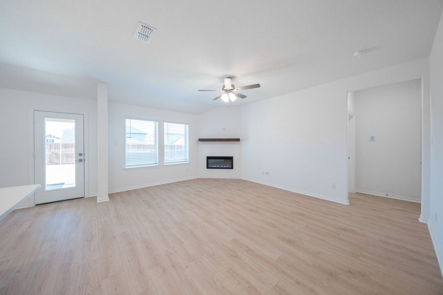 Spacious, unfurnished interior of a new home in Whitewing Trails, Princeton (Image 19).