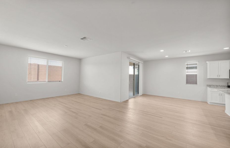 Spacious, unfurnished interior of a new home in Alamar, Avondale (Image 18).