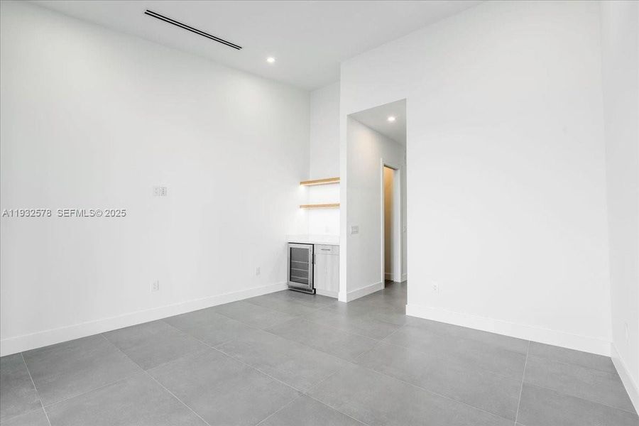 Spacious, unfurnished interior of a new home in , Marathon (Image 67).
