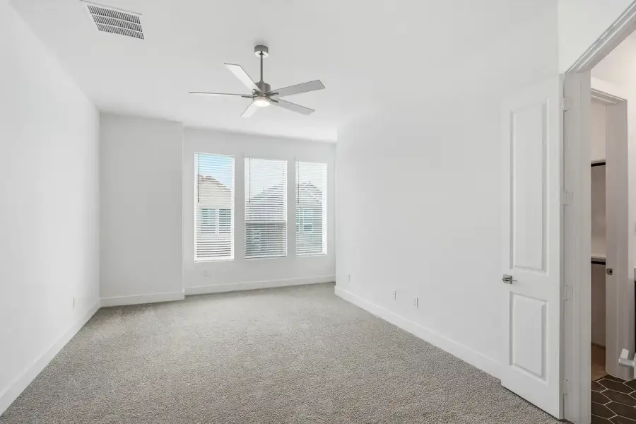 Spacious, unfurnished interior of a new home in Rose Hill, San Antonio (Image 30).
