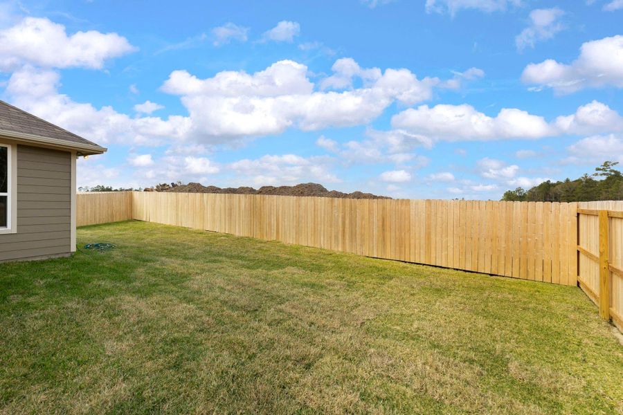 Exterior details and patio area of a home in Sterling Ridge, Huntsville (Image 20).