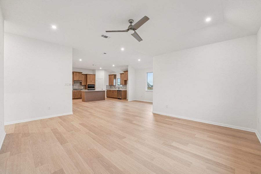 Spacious, unfurnished interior of a new home in Crosswinds, Kyle (Image 14).