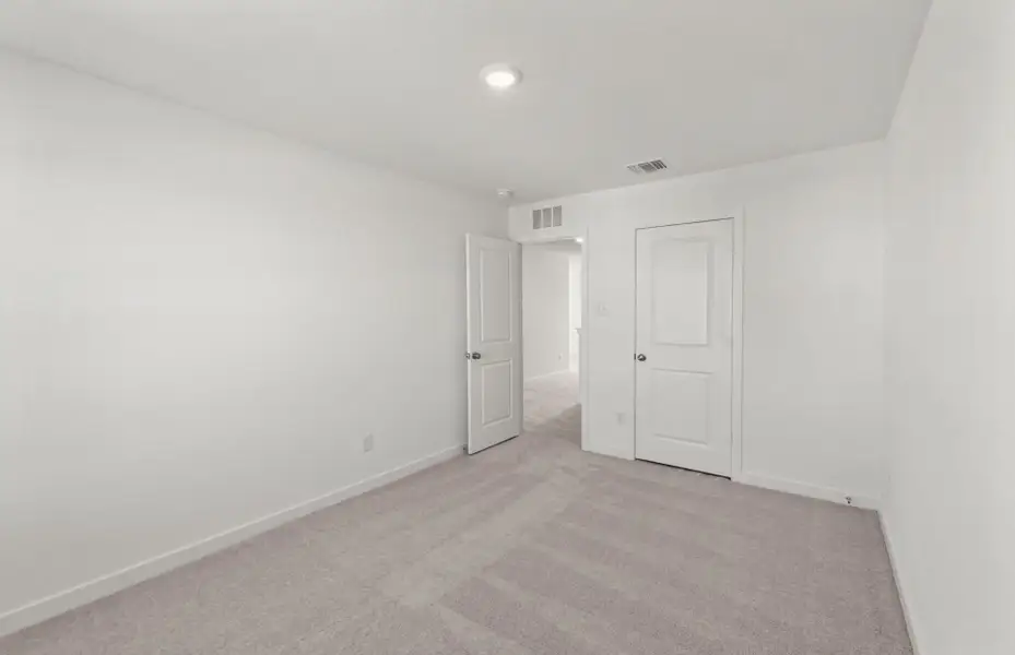 Spacious, unfurnished interior of a new home in Sunfield, Buda (Image 34).