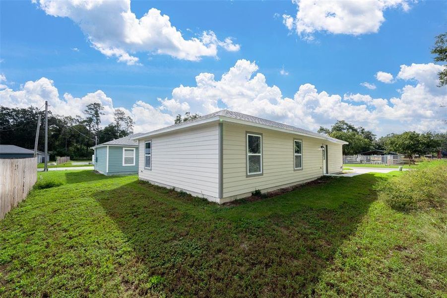 Exterior details and patio area of a home in , High Springs (Image 19). Exterior details and patio area of a home in , High Springs (Image 19).