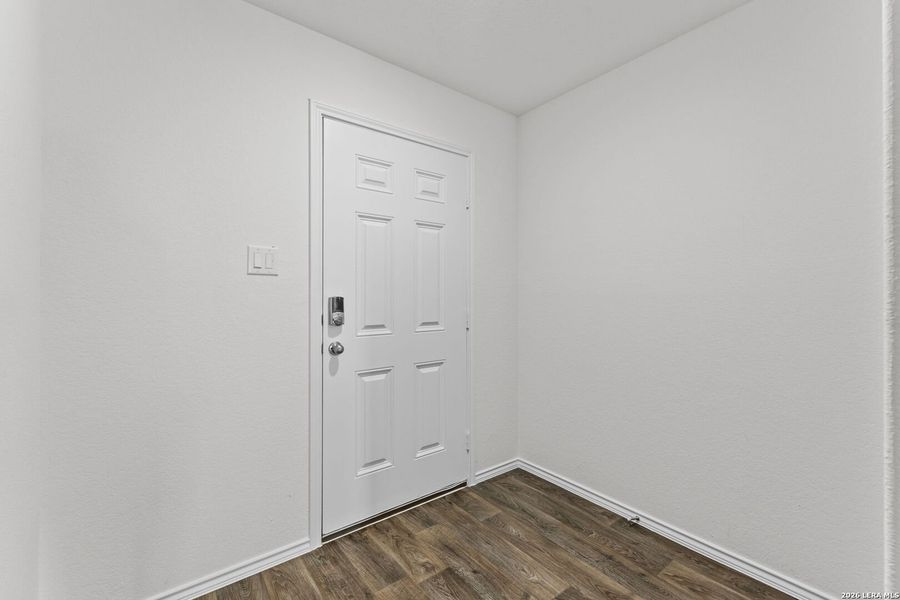 Spacious, unfurnished interior of a new home in Avenida, Converse (Image 19).