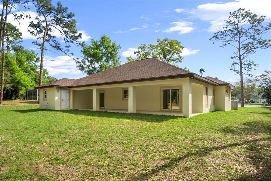 Exterior details and patio area of a home in , Dunnellon (Image 39).