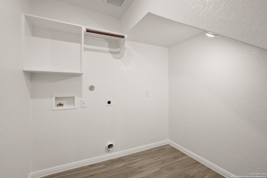 Spacious, unfurnished interior of a new home in Cinco Lakes, San Antonio (Image 23).