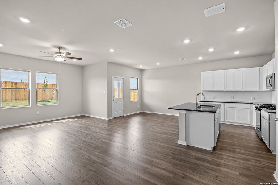 Spacious, unfurnished interior of a new home in Garden Grove, San Antonio (Image 30).