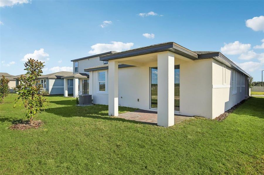 Exterior details and patio area of a home in , Lake Alfred (Image 20).
