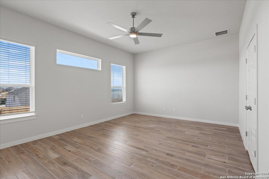 Spacious, unfurnished interior of a new home in Meyer Ranch, New Braunfels (Image 11).