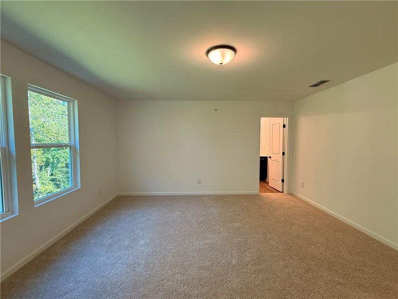 Spacious, unfurnished interior of a new home in Laurelwood, Douglasville (Image 19).
