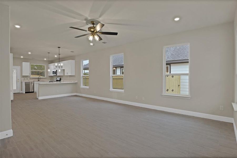 Spacious, unfurnished interior of a new home in , Granbury (Image 14).