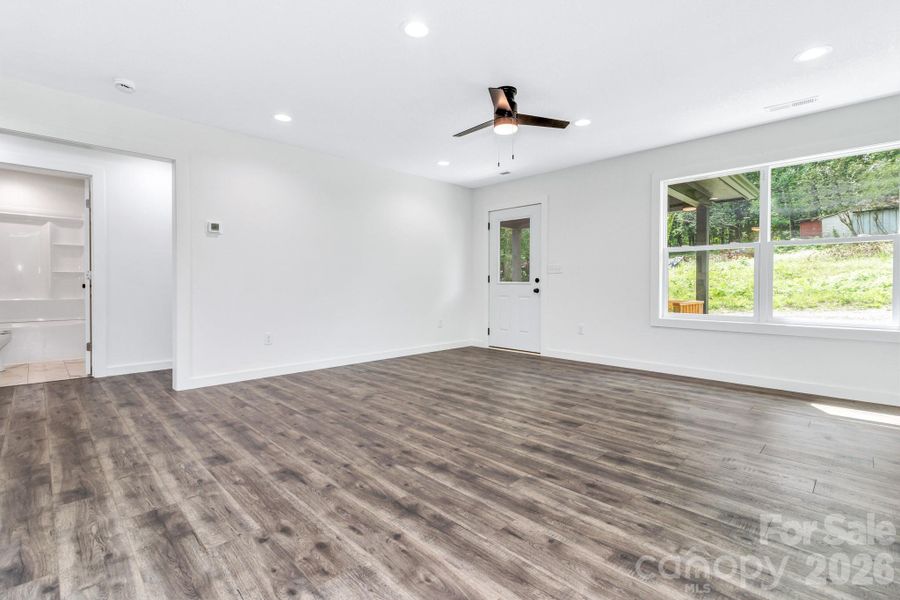 Spacious, unfurnished interior of a new home in , Marion (Image 10).