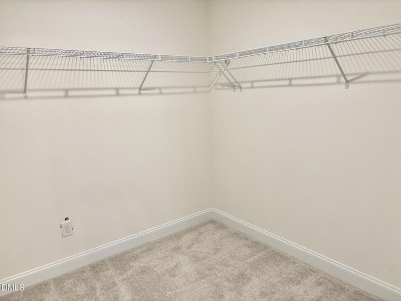 EV Walk-in closet EV Walk-in closet