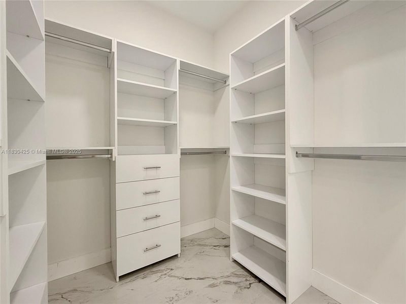 Spacious, unfurnished interior of a new home in , Cape Coral (Image 17).