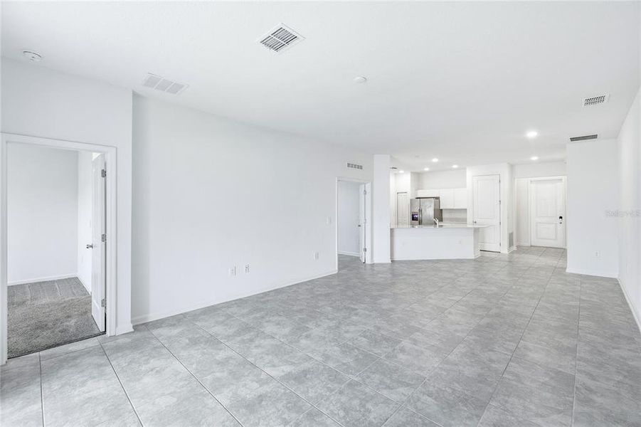 Spacious, unfurnished interior of a new home in Peace Creek Reserve, Winter Haven (Image 39).