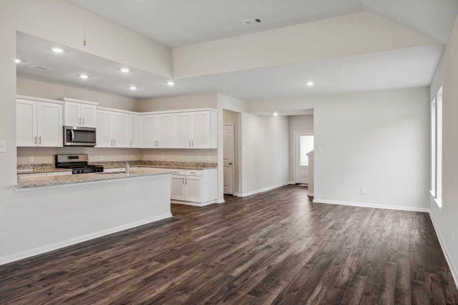 Spacious, unfurnished interior of a new home in Pinewood Trails, Cleveland (Image 15).