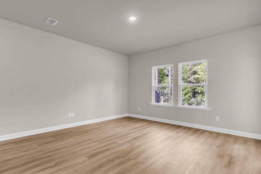 Spacious, unfurnished interior of a new home in , Summerville (Image 9).
