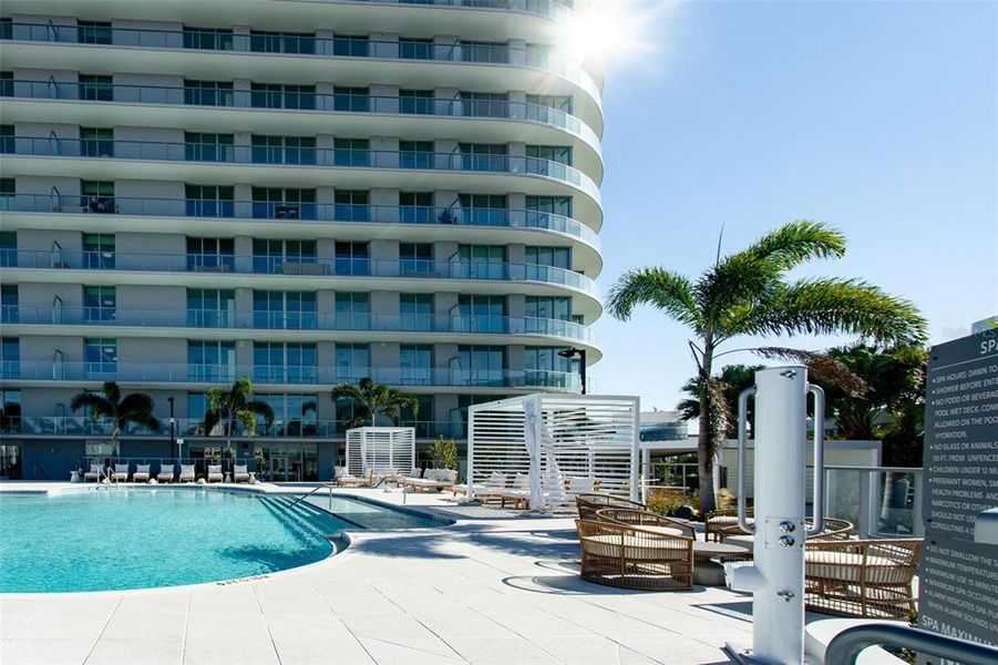 Condo located in St. Petersburg, FL showcasing its design and architecture (Image 23).