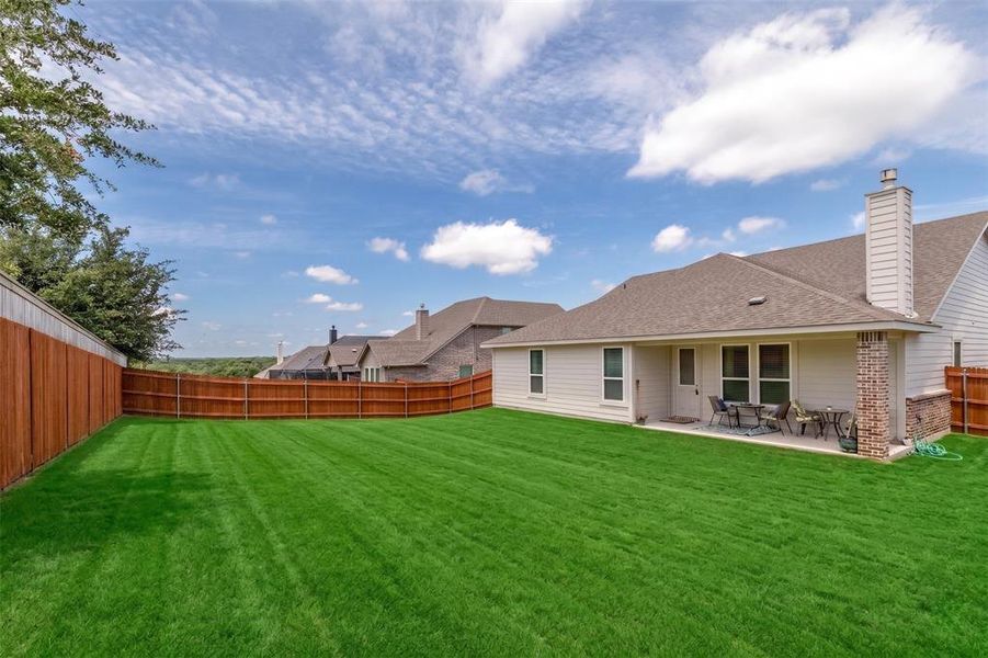 Exterior details and patio area of a home in Lakeview Heights, Azle (Image 4).