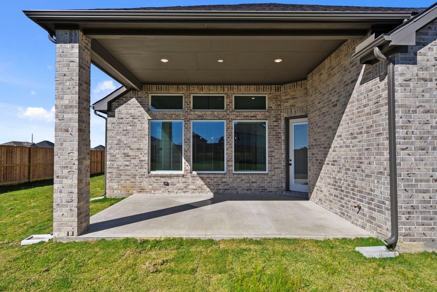 Exterior details and patio area of a home in Blue Heron, Mont Belvieu (Image 3).