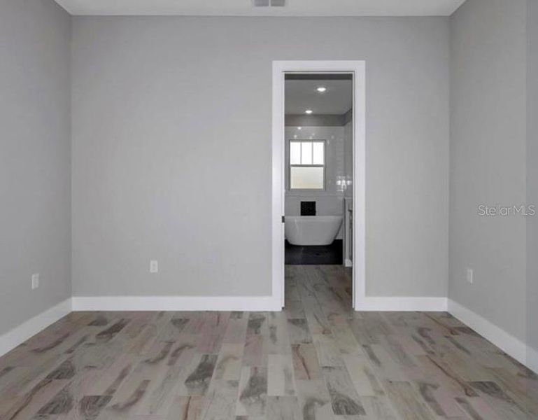 Spacious, unfurnished interior of a new home in , Ocala (Image 13).