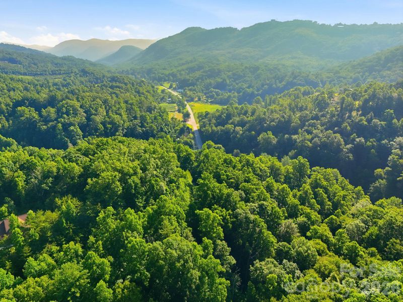 Natural landscape and outdoor views near in Hendersonville (Image 28). Natural landscape and outdoor views near in Hendersonville (Image 28).