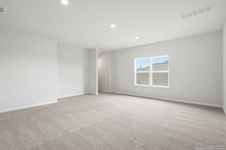 Spacious, unfurnished interior of a new home in Hunters Ranch, San Antonio (Image 34).