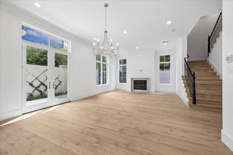 Welcome to 31 Wentworth Gate Path! This gated community is located in the heart of Houston, in close proximity to Memorial Park, River Oaks District, Uptown Park, and so much more.