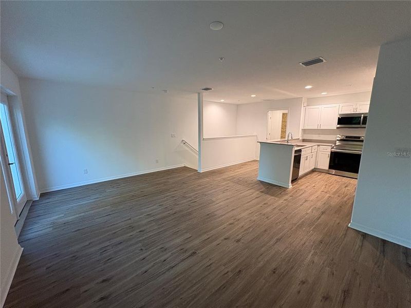 Spacious, unfurnished interior of a new home in , Bradenton (Image 10).